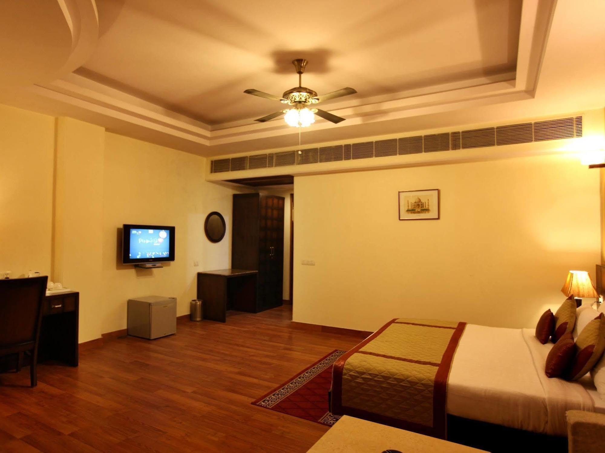 Hotel The Class, Delhi Airport