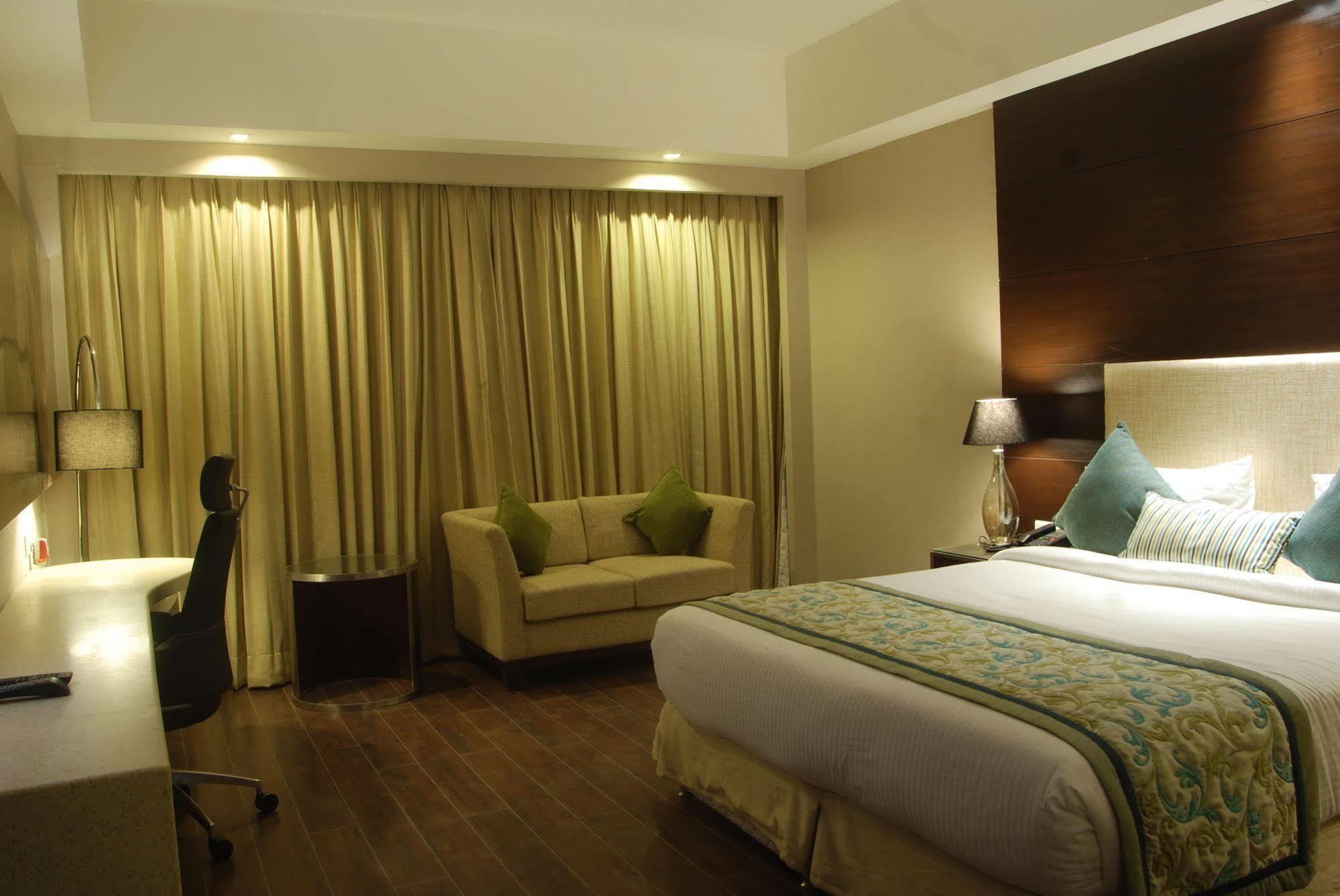 Pluto's Hotel 3*