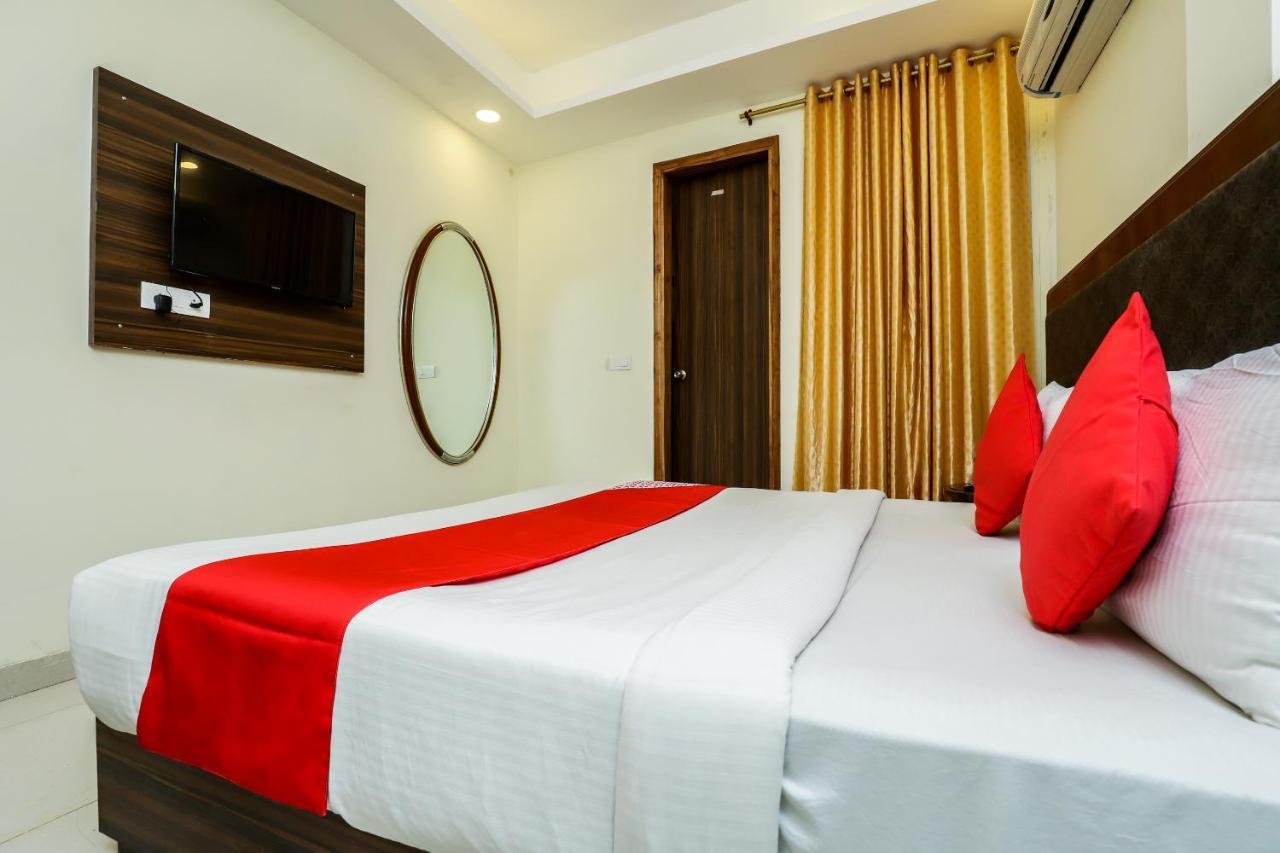 Hotel Clayton Near Igi Airport Delhi 3*