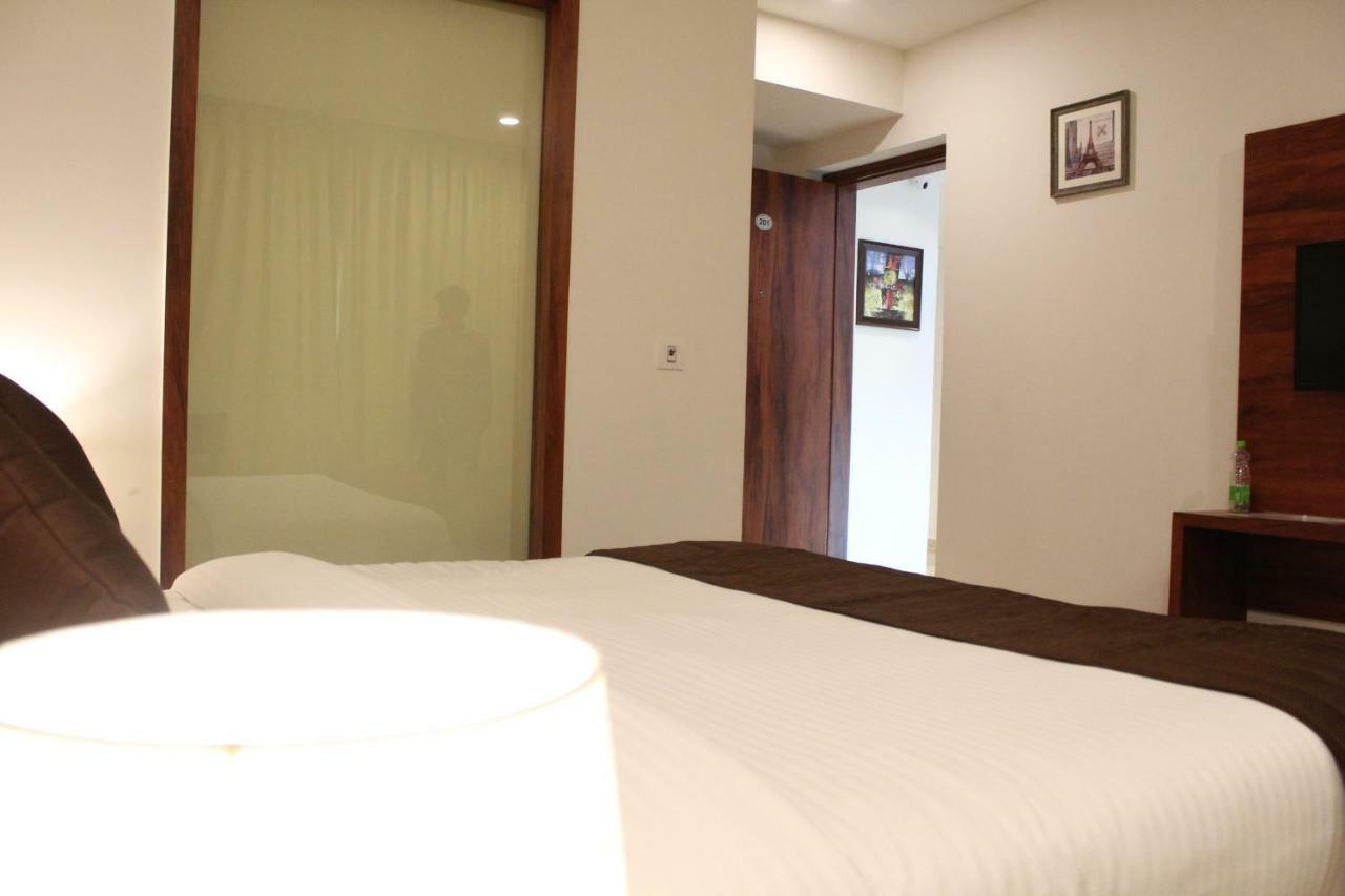 Red Crown Hotel New Delhi