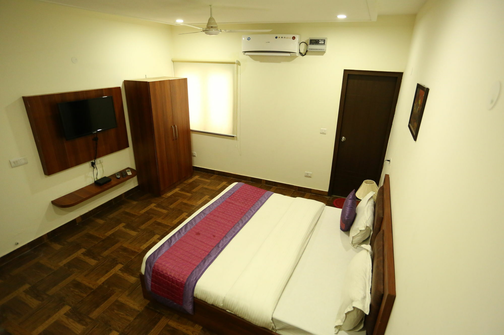Hotel Clayton Near Igi Airport Delhi 3*