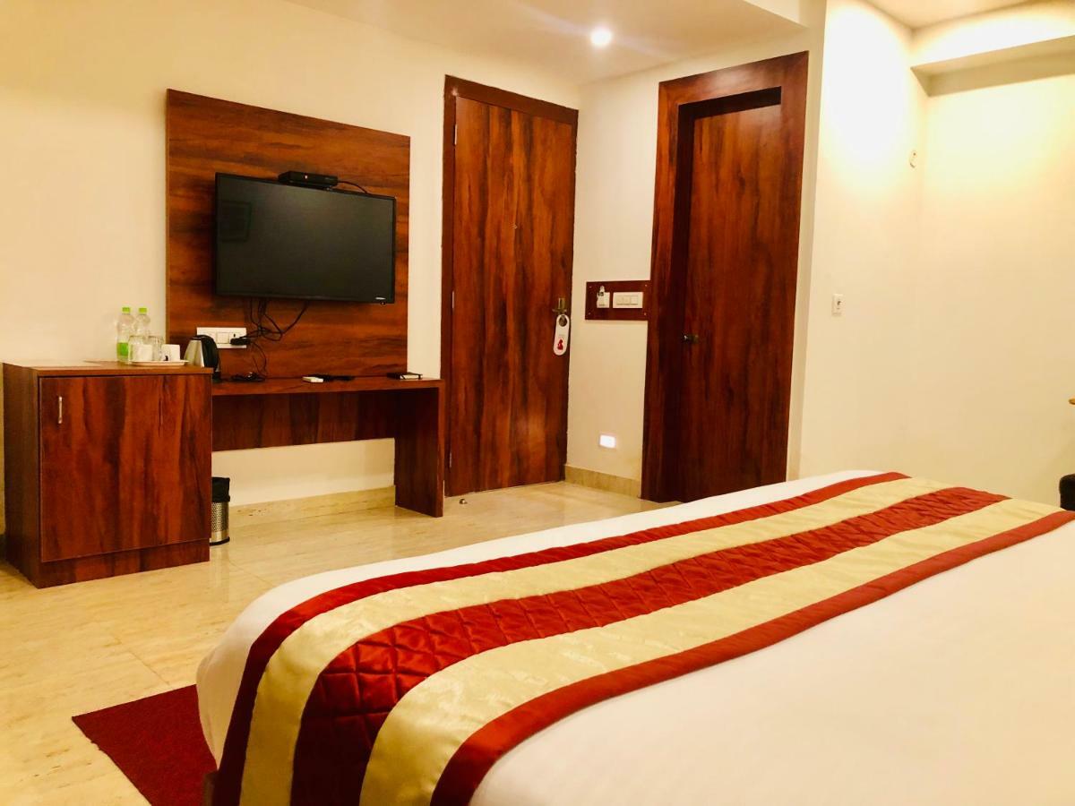 Red Crown Hotel