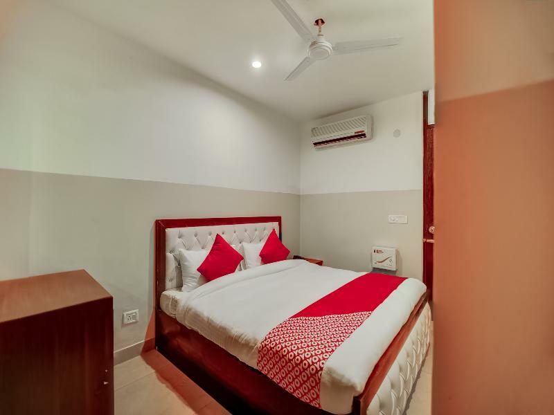 Oyo 28461 Royal Hotel