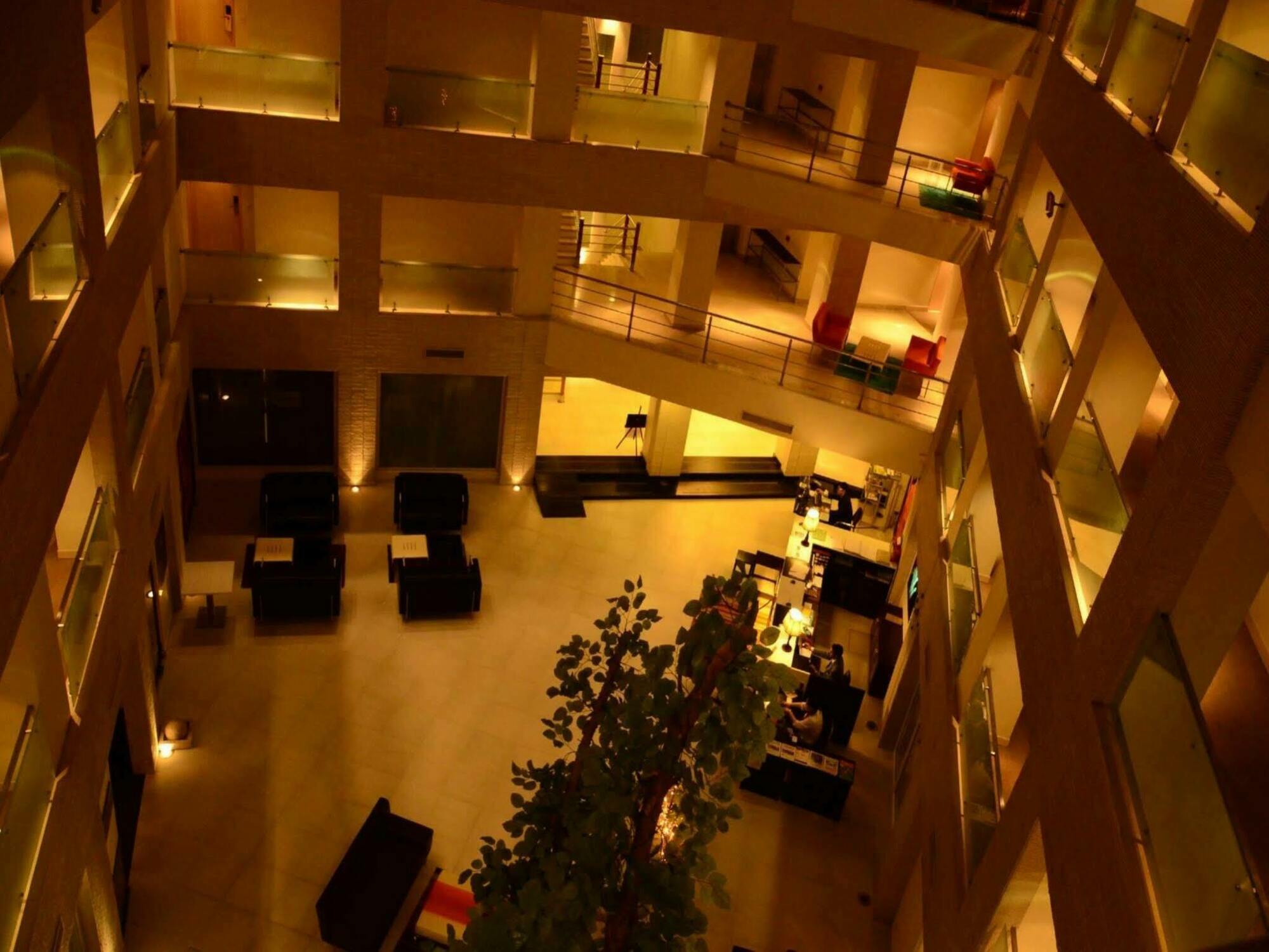 Avalon Courtyard Hotel 4*