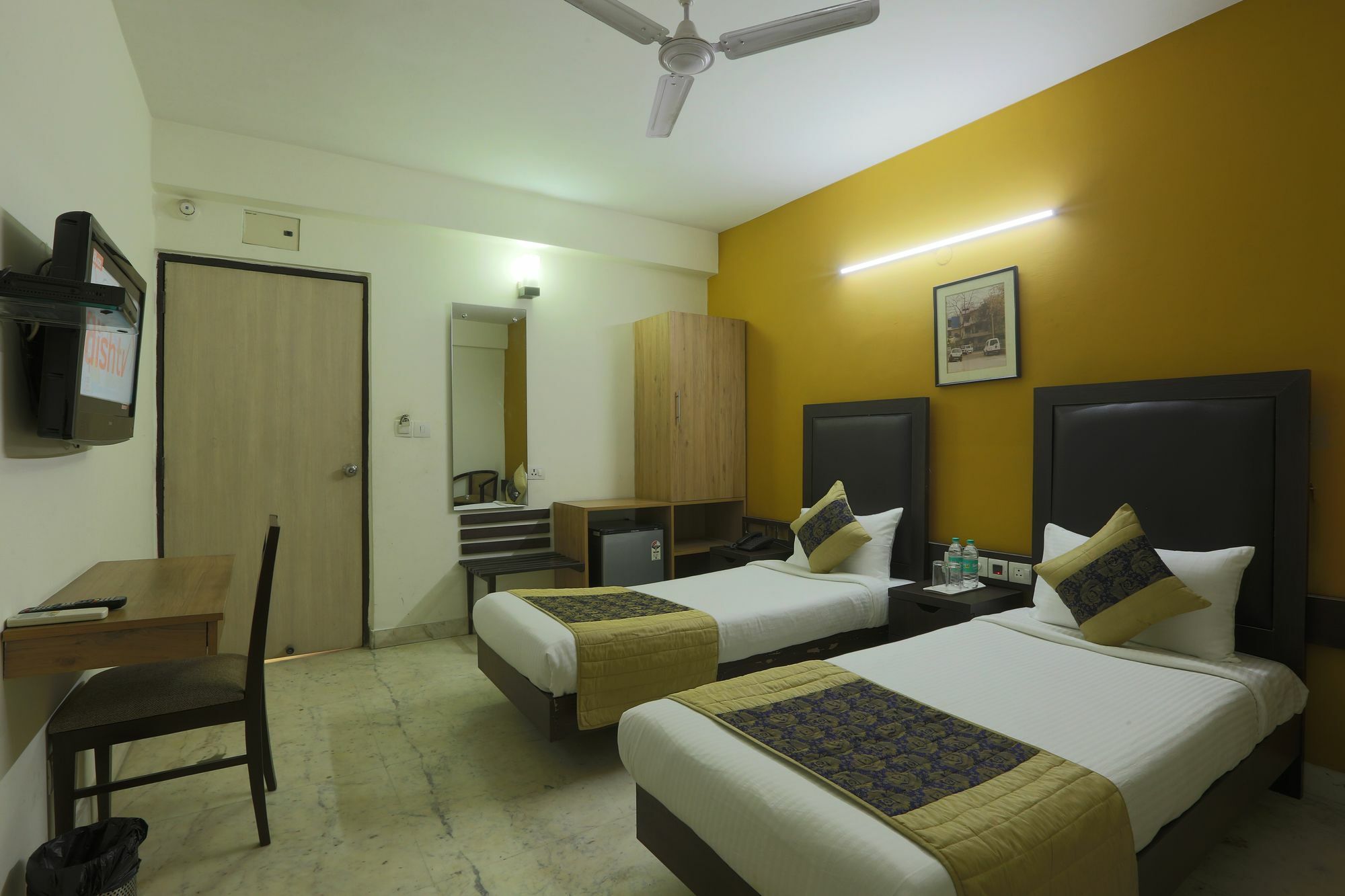 Hotel Lotus Airport 3*