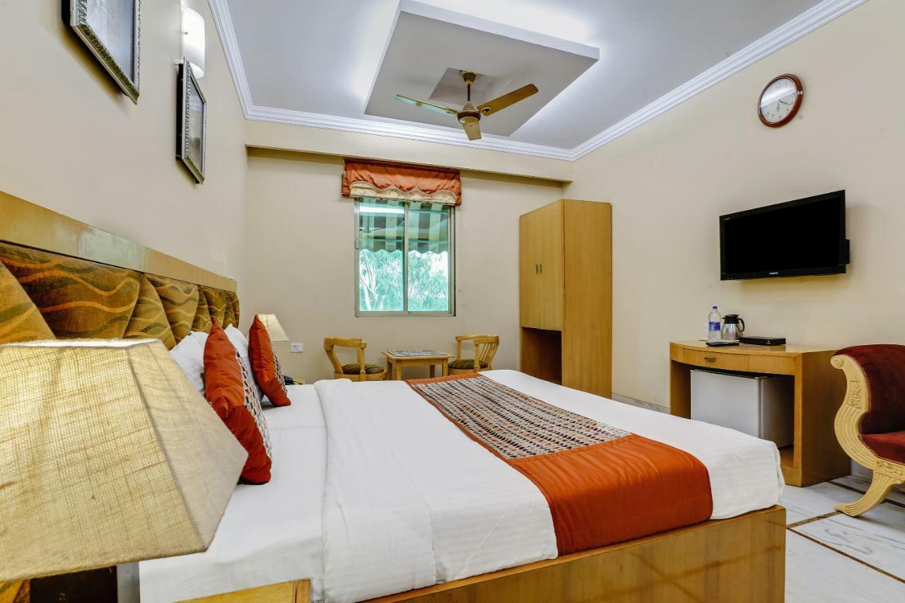 Capital O 41598 Singh Sahib Deluxe Hotel