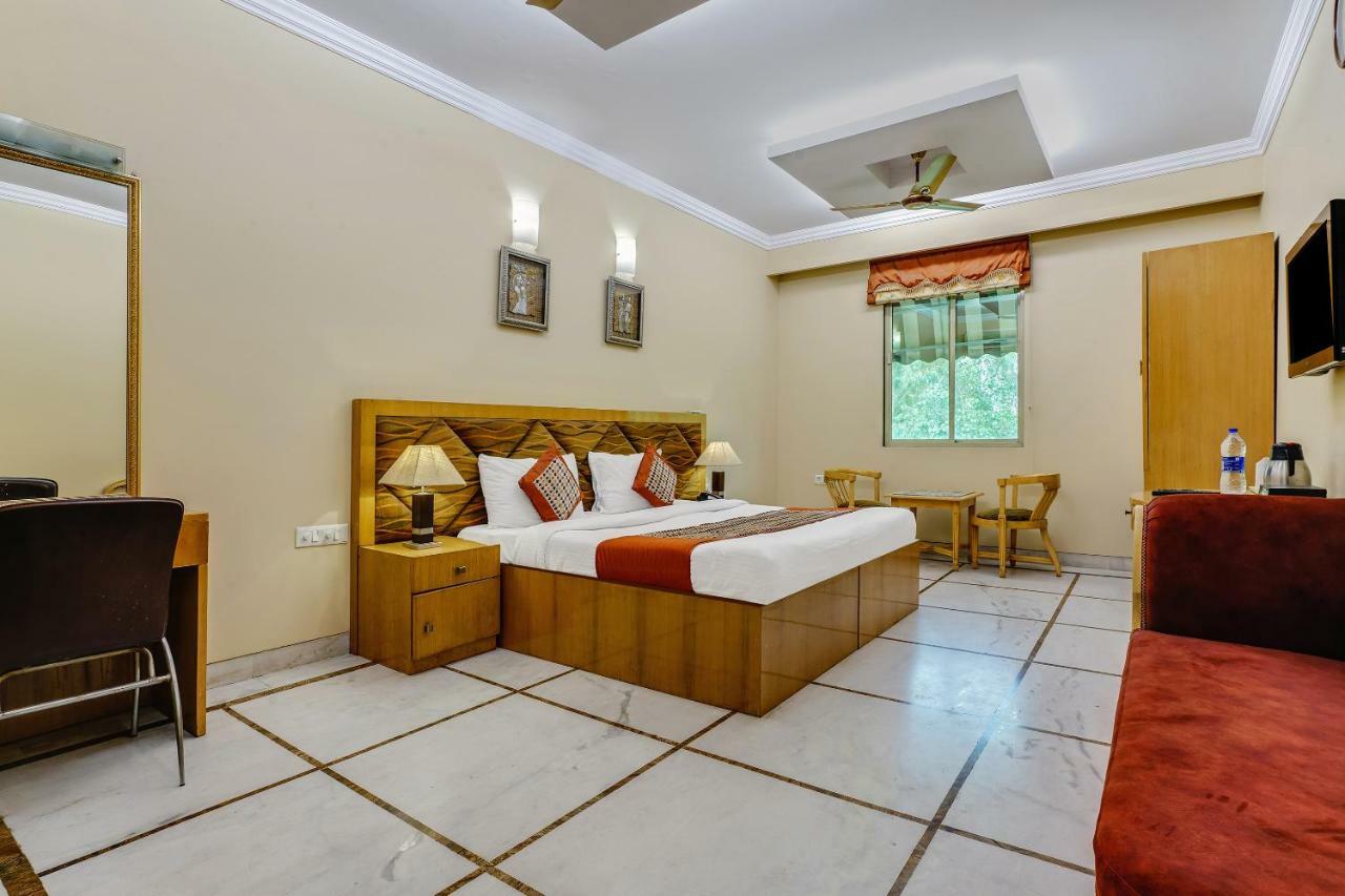 Capital O 41598 Singh Sahib Deluxe Delhi (National Capital Territory of India)