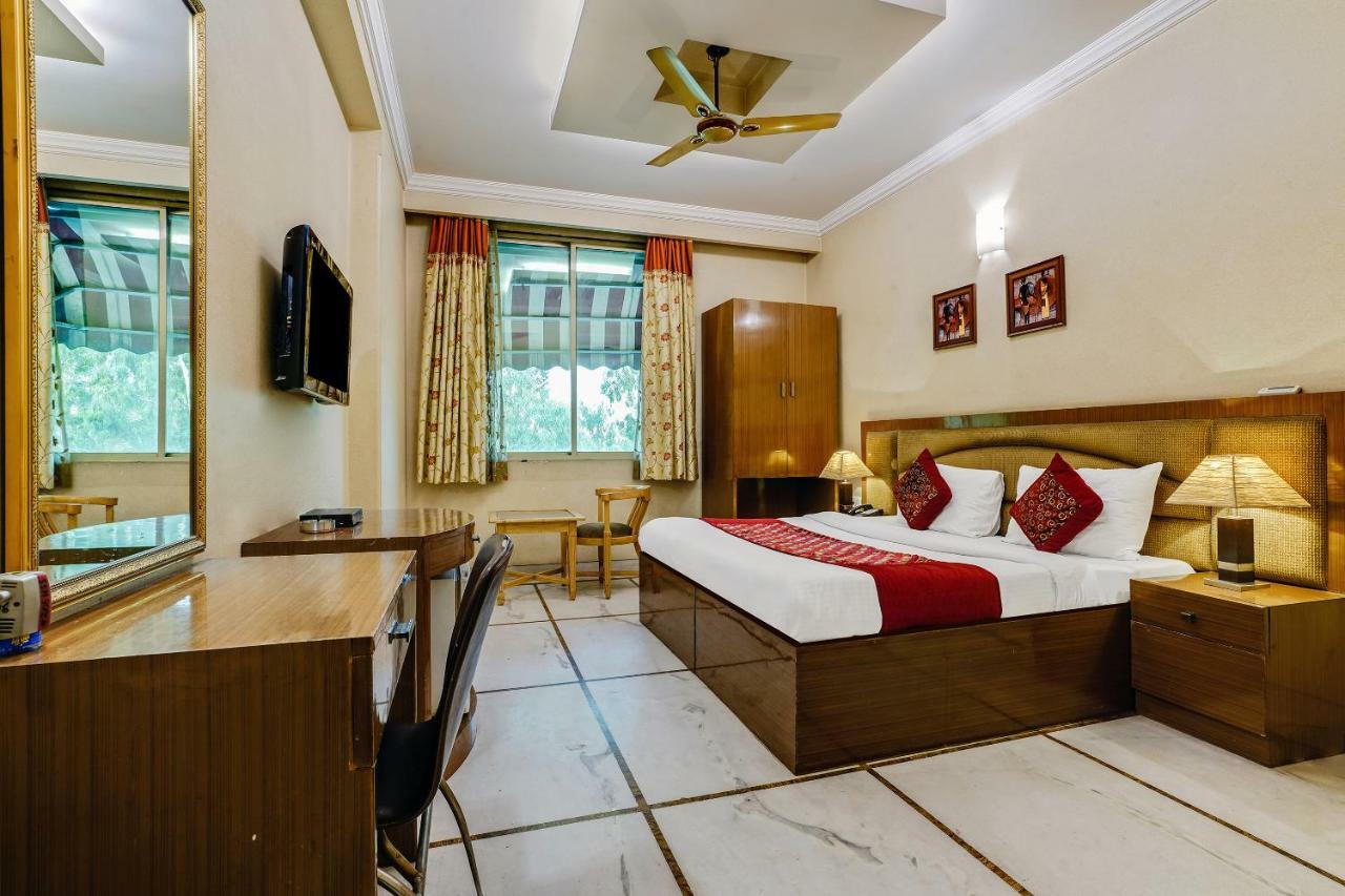 Hotel Capital O 41598 Singh Sahib Deluxe Delhi (National Capital Territory of India)