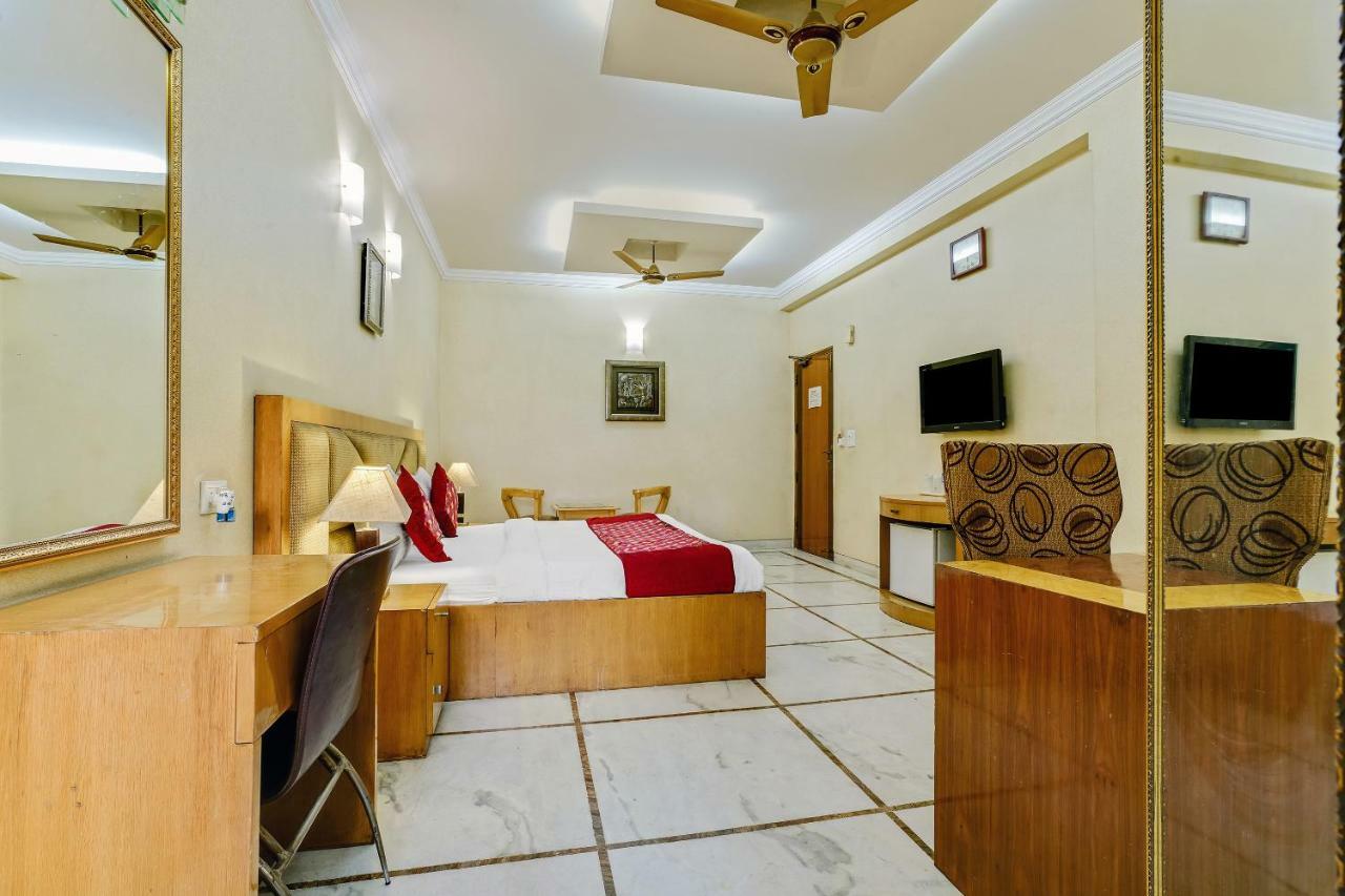 Capital O 41598 Singh Sahib Deluxe Delhi (National Capital Territory of India)