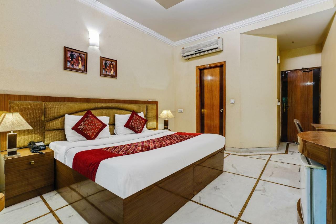 Capital O 41598 Singh Sahib Deluxe Hotel 3*
