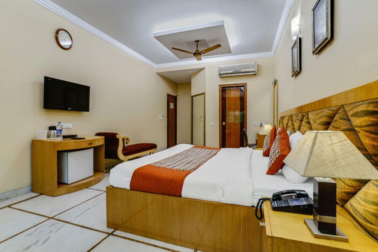 Capital O 41598 Singh Sahib Deluxe Delhi (National Capital Territory of India)