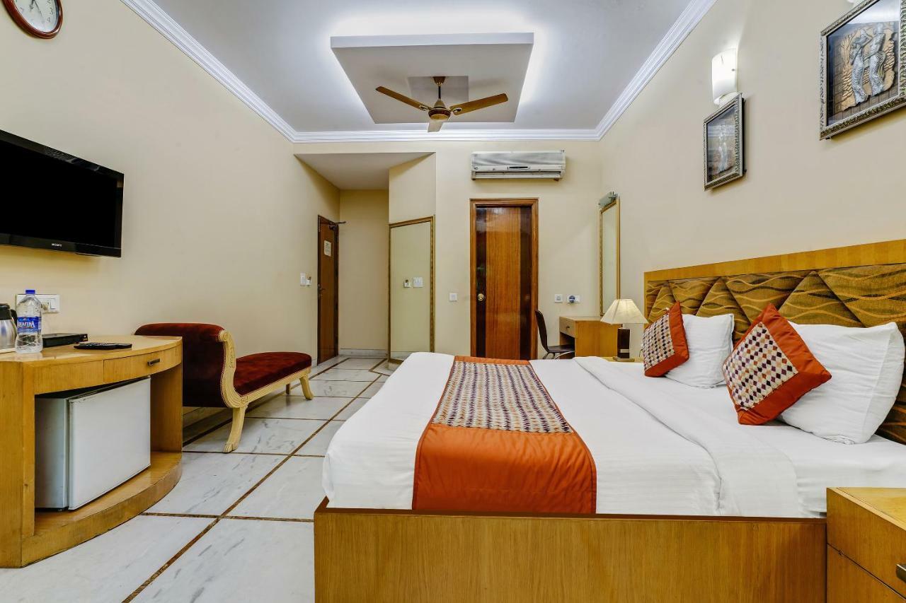 Capital O 41598 Singh Sahib Deluxe Hotel 3*