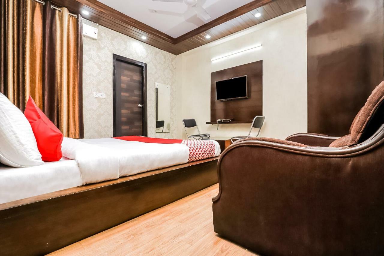 Hotel Oyo 28357 Mannat New Delhi