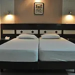 Hotel The Tourist - 1 Min From New Delhi Railway Station