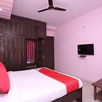 Oyo 28172 Hotel Golden Palace