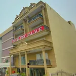 Townhouse Oak Hotel Dev Palace