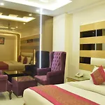 Aman Continental - 2Mins From Railway Station And 5 Mins From Metro