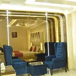 Aman Continental - 2Mins From Railway Station And 5 Mins From Metro