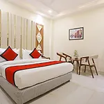 Frank Stay-Newly Built Worth -2Mins Walk From Rk Ashram Metro Satation