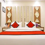 Frank Stay-Newly Built Worth -2Mins Walk From Rk Ashram Metro Satation