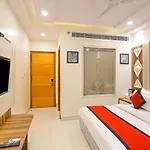 Frank Stay-Newly Built Worth -2Mins Walk From Rk Ashram Metro Satation