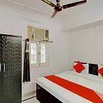 Oyo Max Residency Near Dlf Avenue Saket