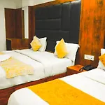 Roomshala 053 Tej Palace - Near Igi Airport Delhi