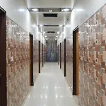 Qotel Hotel Peeragarhi-Near Peeragarhi Metro Station,Couple Friendly