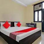 Oyo Flagship Pleasure Inn Near Haiderpur Metro Station