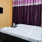 Roomshala 126 Mannat Inn - Laxmi Nagar