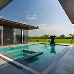 Stayvista\'S Anantam - Luxury 4Br Villa With Huge Swimming Pool In Delhi