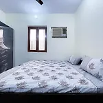 Roomshala 125 Maharaja - Near Majnu Ka Tilla