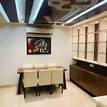 Urban Oasis: Stylish Retreat