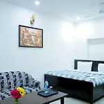 Hotel Tom International - Near Nizamuddin Railway Station