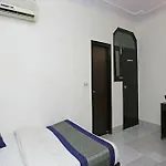 Hotel Keshew International New Delhi