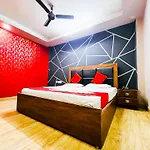Roomshala 121 Hotel Classic -Hazrat Nizamuddin Railway Station