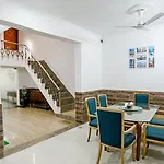 Fabexpress Premium Rooms Near Yashobhoomi