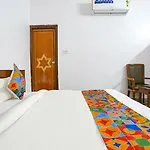 Fabexpress Premium Rooms Near Yashobhoomi