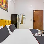 Collection O Decent Nest Near Nawada Metro Station