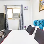 Collection O Decent Nest Near Nawada Metro Station