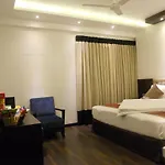 Hotel Grand Godwin - Complimentary Airport Pickup -Near Ndls Railway Stn