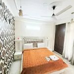 Hotel In Cr Park