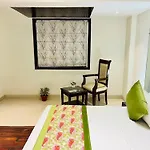 Hotel Aura Ip Grand Karkardooma Metro Station New Delhi Couple Friendly