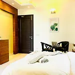 Bluo 2Bhk - M Block Mkt Greater Kailash