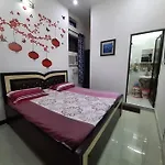 Sleek City Retreat With Kitchen L Near Airport