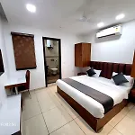Hotel Shine Inn Couple Friendly Rohini West Metro Station