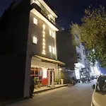 Hotel The Rasa Near Welcome Metro Station