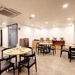 Hotel The Rasa Near Welcome Metro Station