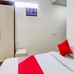 Hotel O Rs Hotels Near Pitampura Metro