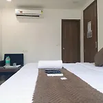 Hotel Crystel Residency By Premium Villa